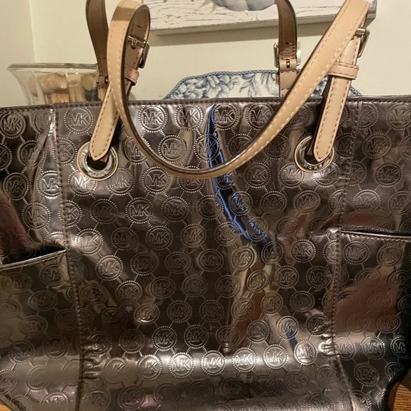 MICHAEL KORS Jet Set Logo Tote Shoulder Bag Shiny Silver Patent Leather - Picture 4 of 10